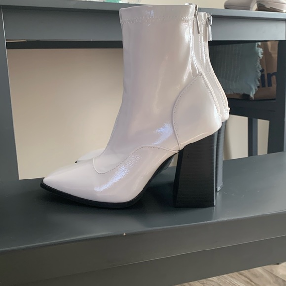 Qupid White Vegan Leather Boots size 7.5. Super Lightweight w/thick Block Heel - Picture 4 of 13